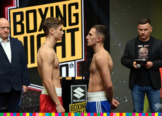 Dwóch bokserów stoi na przeciwko siebie twarzą w twarz