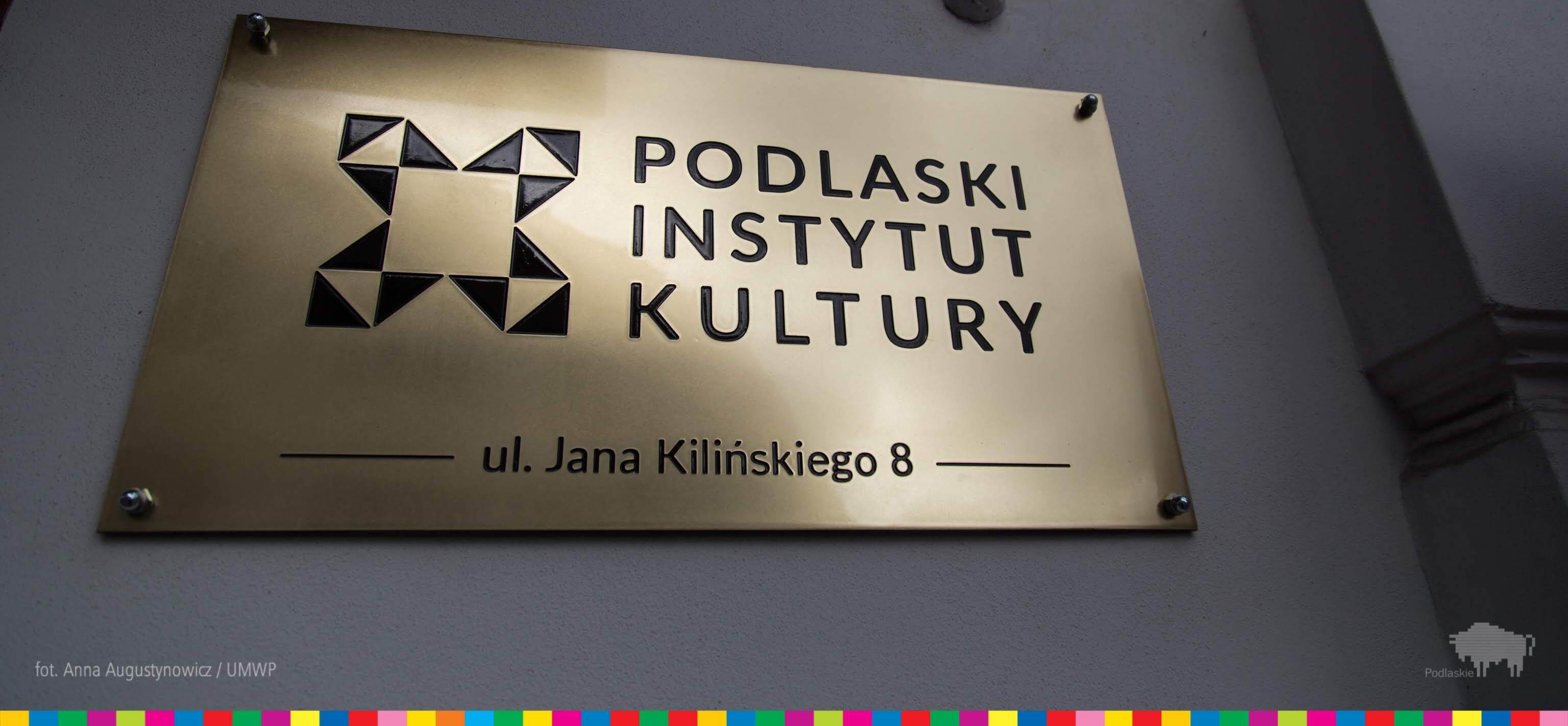 Tablica z logo Podlaskiego Instytutu Kultury.