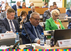 Radni Sejmiku Województwa Podlaskiego oraz członkowie zarządu województwa zasiadają w sali obrad