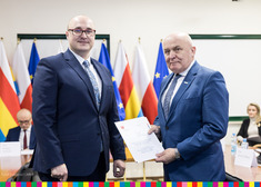 Tomasz Szeweluk stoi na zdjęciu z Grzegorzem Jakuciem, przewodniczącym zarządu Związku Gmin Wiejskich Województwa Podlaskiego
