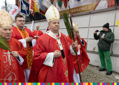 Arcybiskup z palmą na czele procesji