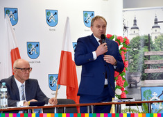 Burmistrz Jedwabnego przemawia do zebranych