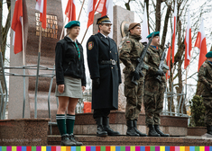 Żołnierze i harcerze przed pomnikiem.