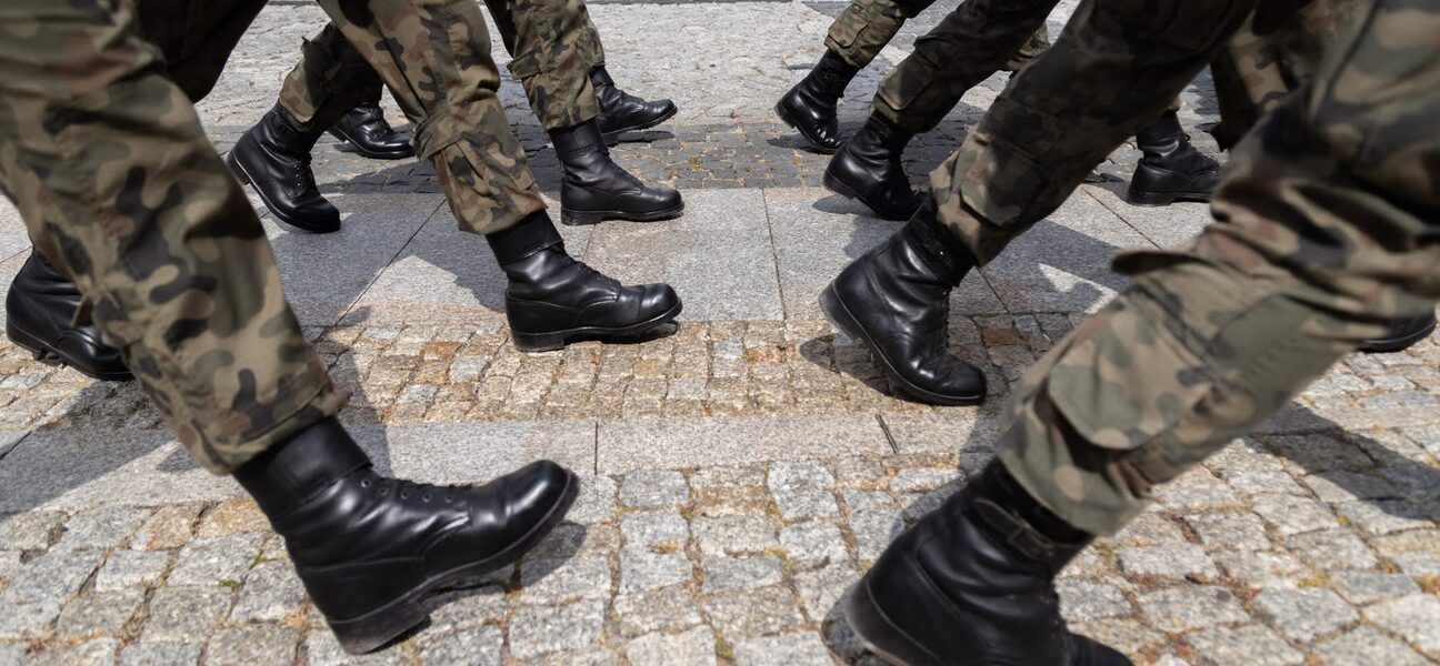 Nogi żołnierzy podczas marszu.