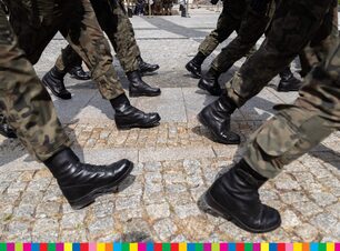 Nogi żołnierzy podczas marszu.