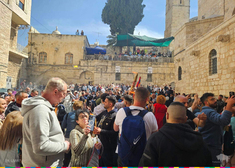 tłumy wiernych zebrały się przed świątynią w oczekiwaniu na Święty Ogień