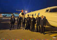 Delegacja z Polski stoi przy samolocie na lotnisku