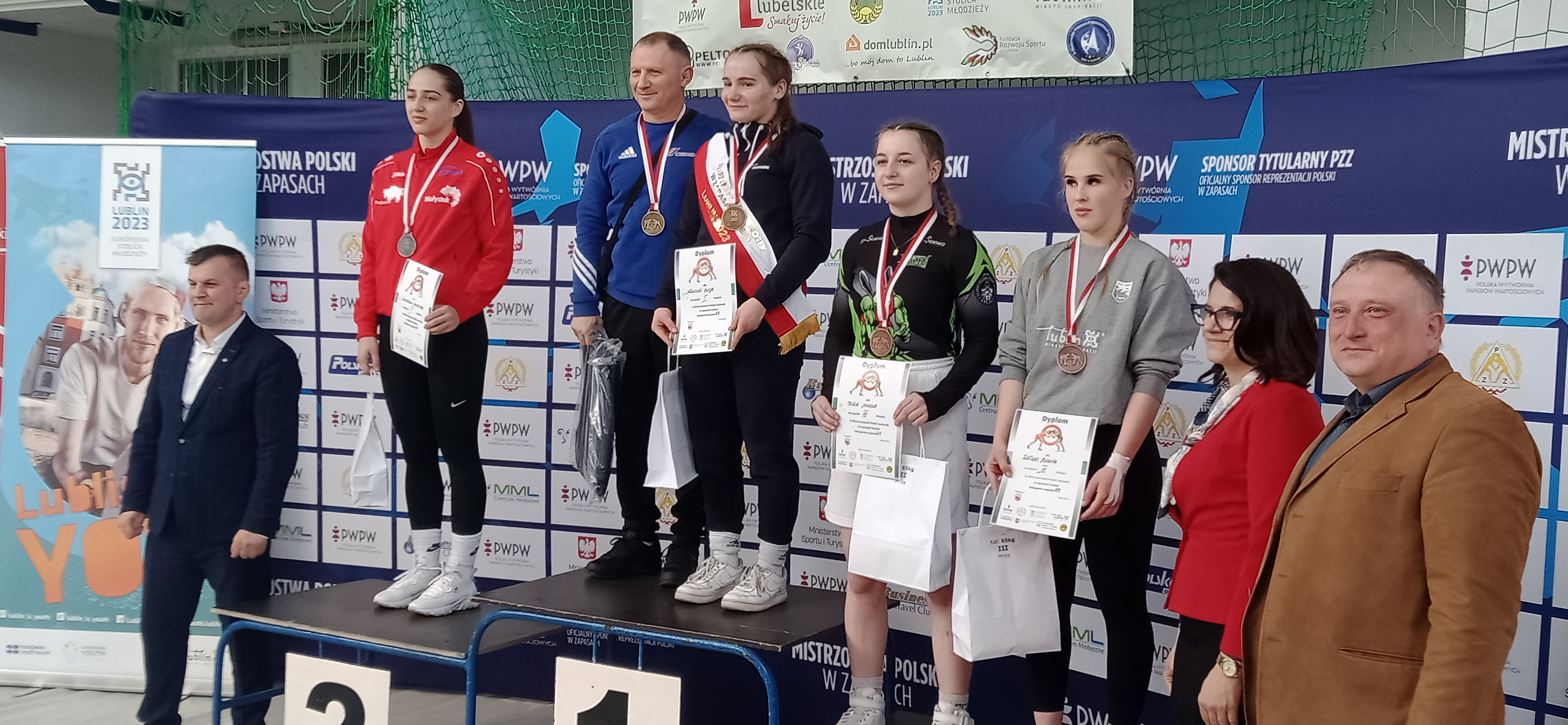 KAROLINA DOMASZUK srebrna medalistka MP Juniorek w zapasach kobiet na podium