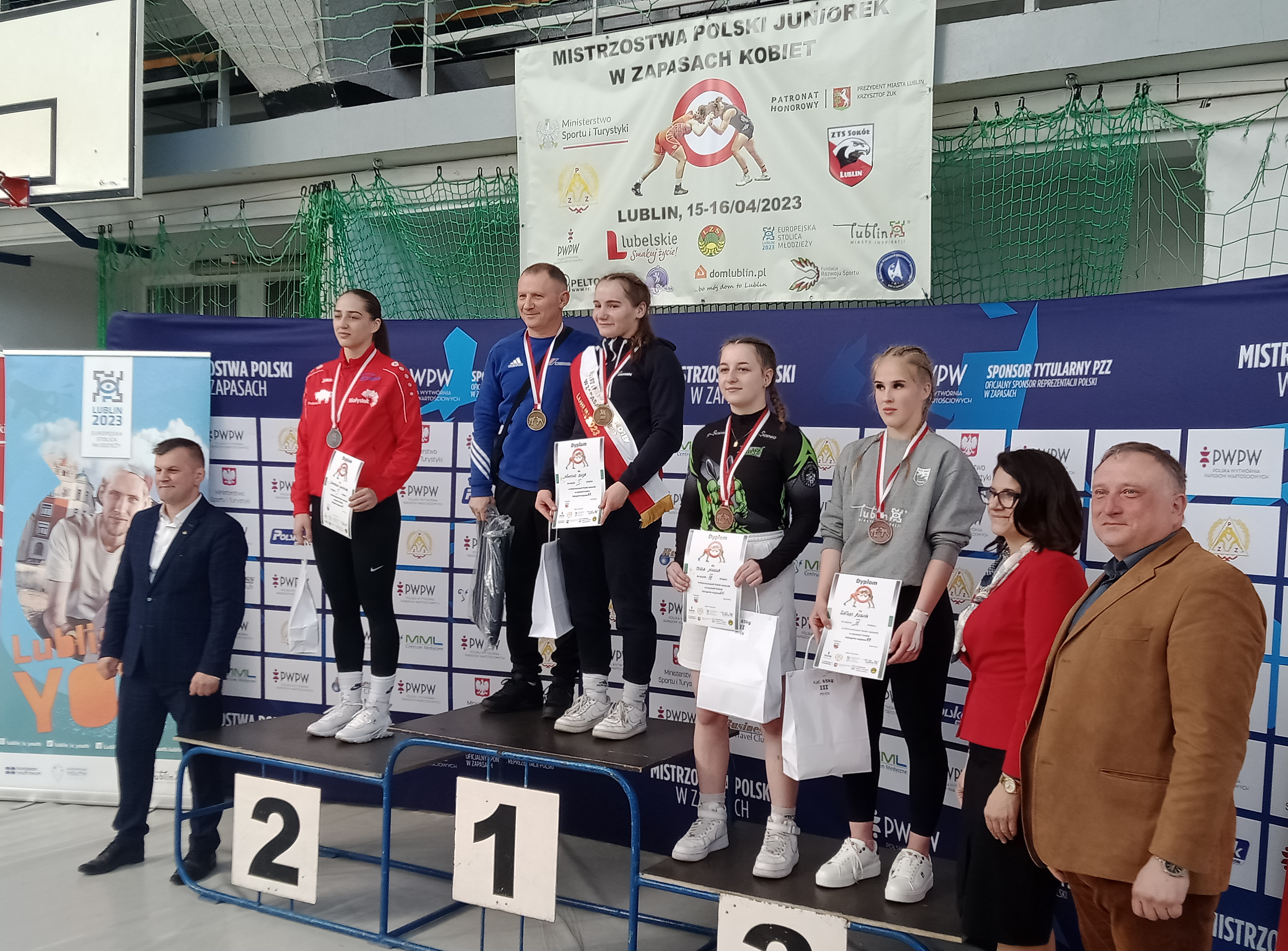 KAROLINA DOMASZUK srebrna medalistka MP Juniorek w zapasach kobiet na podium