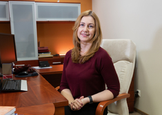 dr Monika Walicka siedząca przy biurku