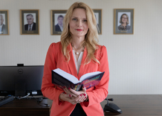 dr hab. inż. Katarzyna Halicka trzyma książkę