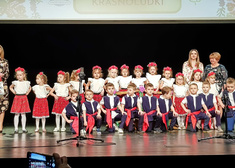 Grupa dzieci na scenie