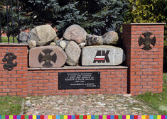 Pomnik poświęcony 9. pułkowi.