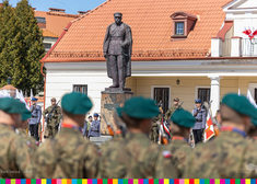 Żołnierze przed pomnikiem Marszałka Piłsudskiego