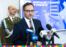 Wiceminister obrony narodowej Michał Wiśniewski przy mikrofonach 