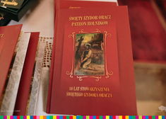 Okładka książeczki z okazji 10-lecia Stowarzyszenia Świętego Izydora Oracza