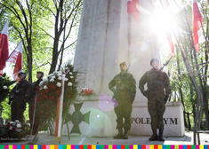 Żołnierze stoją na warcie pod pomnikiem