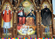 Wizerunki świętych w ołtarzu kościoła 
