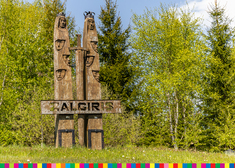 Drewniany pomnik litewskich wojów z litewskim napisem Żalgiris, który oznacza litewskie określenie bitwy pod Grunwaldem