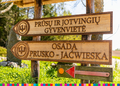 Dwie drewniane tablice z napisami polskimi i litewskimi