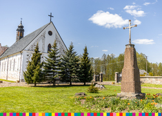 Kościół z monumentem zwieńczonym krzyżem
