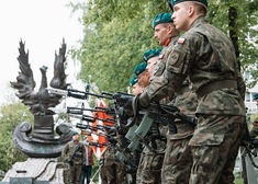 Żołnierze podczas prezentowania broni
