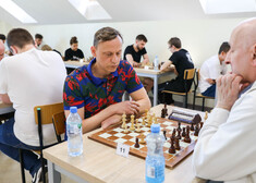 mężczyzna grający w szachy