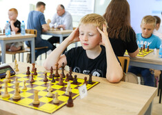 chłopiec gra w szachy