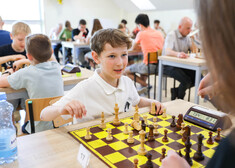 chłopiec grający w szachy