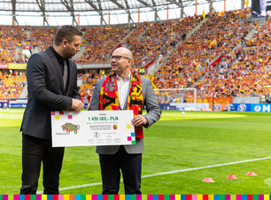 Marszałek przekazuje czek prezesowi Jagiellonii na stadionie