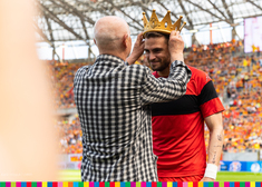 Piłkarsz otrzymuje na głowę koronę z logiem Jagielloni