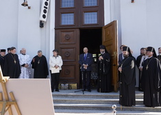 Grupa osób zebranych przy wejściu do cerkwi