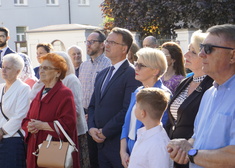 Grupa osób zebranych przed cerkwią