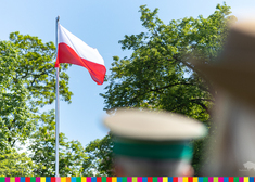 flaga Polski na maszcie 