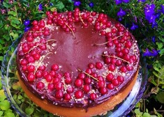 ciasto przyozdobione czerwoną porzeczką