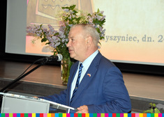 wicemarszałek Marek Olbryś stojący przy mównicy