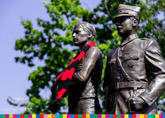 Pomnik przedstawiający sylwetki oficera Wojska Polskiego oraz młodego sportowca owiniętego czerwono-czarnym szalikiem