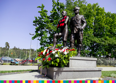 Przy pomniku przedstawiającym młodego piłkarza i oficera WP, leży wieniec