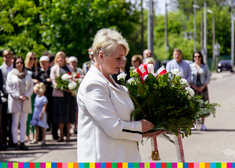 Wiesława Burnos trzyma kwiaty w dłoniach