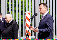 Minister Błaszczak przy mikrofonie.