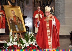 Duchowny przy obrazie Prymasa