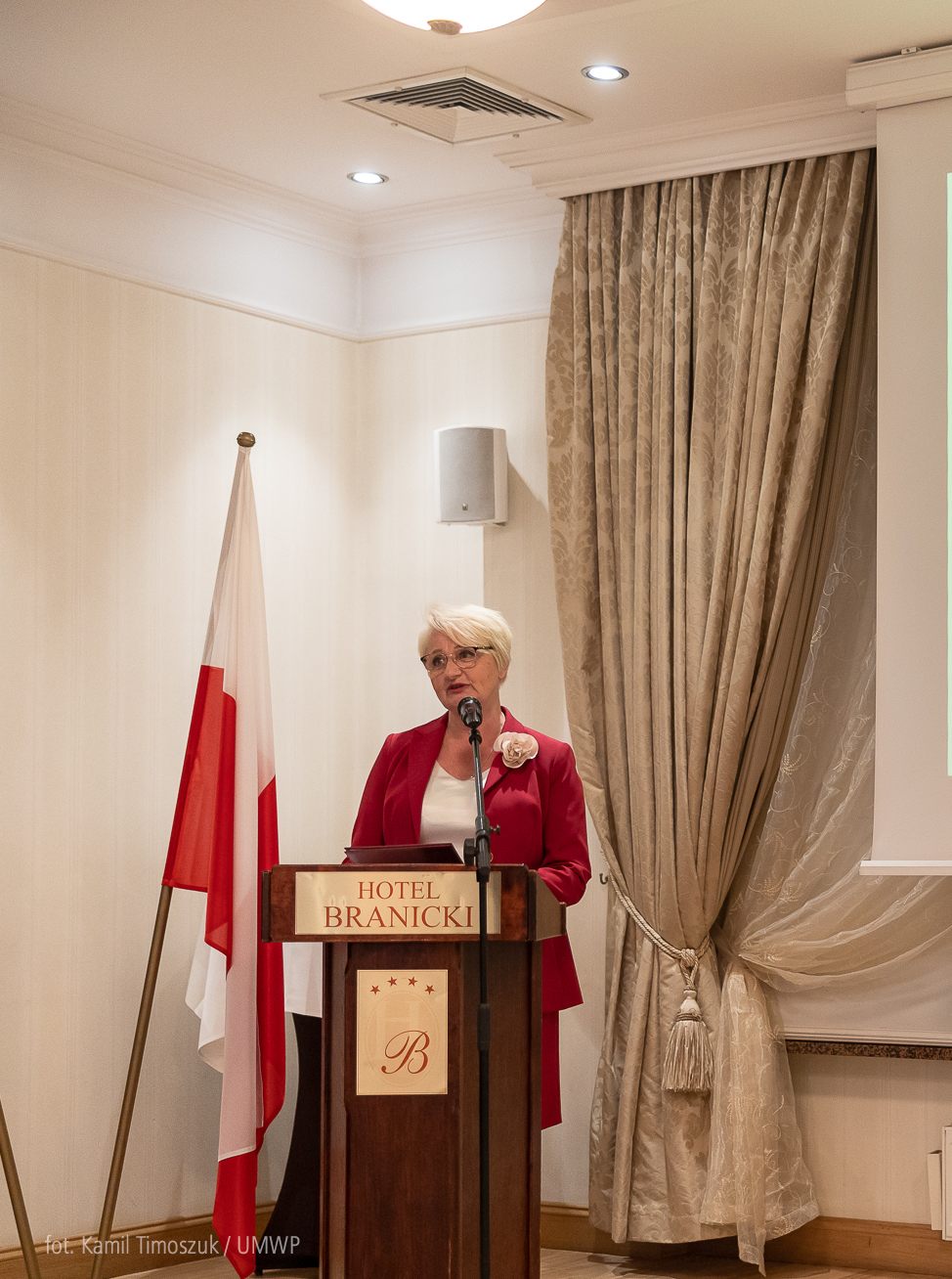 Wiesława Burnos w trakcie przemawiania.
