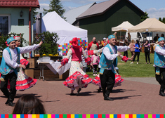 Tancerze ubrani w kolorowe stroje podczas tańca
