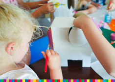 Dzieci malują pędzelkami pudełka