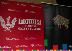 Baner z logotypem Województwa Podlaskiego oraz logiem Forum Klubów Gazety Polskiej