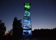Oświetlona wieża widokowa