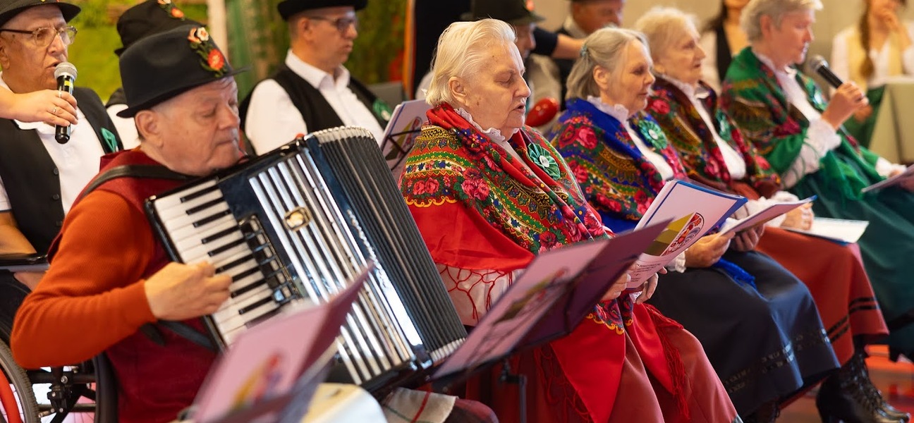 Grupa starszych osób podczas wykonywania utworu