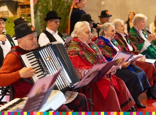 Grupa starszych osób podczas wykonywania utworu