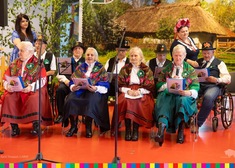 Grupa starszych osób wykonująca utwór