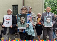 Działacze solidarnościowej opozycji antykomunistycznej trzymają plansze z wizerunkiem ks. Suchowolca oraz logiem 